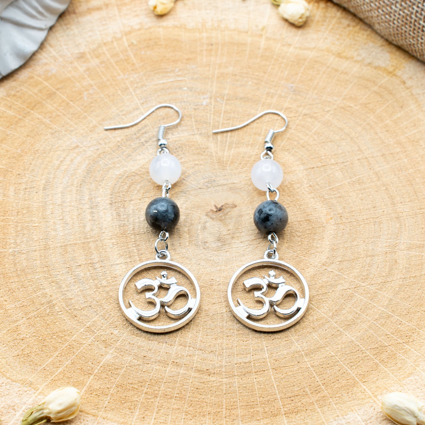 Labradorite & Agate Blanche avec Om - Boucles d'Oreilles